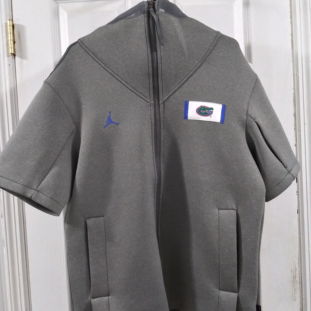 🆕 Jordan Short Sleeve Hoodie College show out
